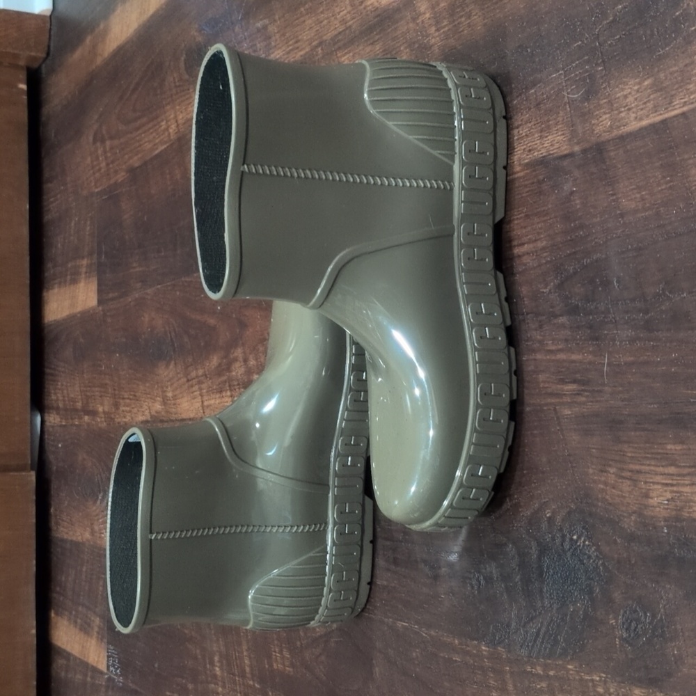 Ugg Drizella olive green rain boots 12
